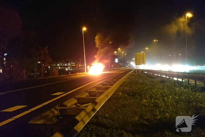 Auto in brand op afrit snelweg