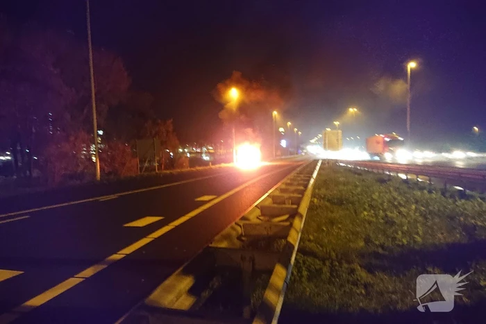 Auto in brand op afrit snelweg