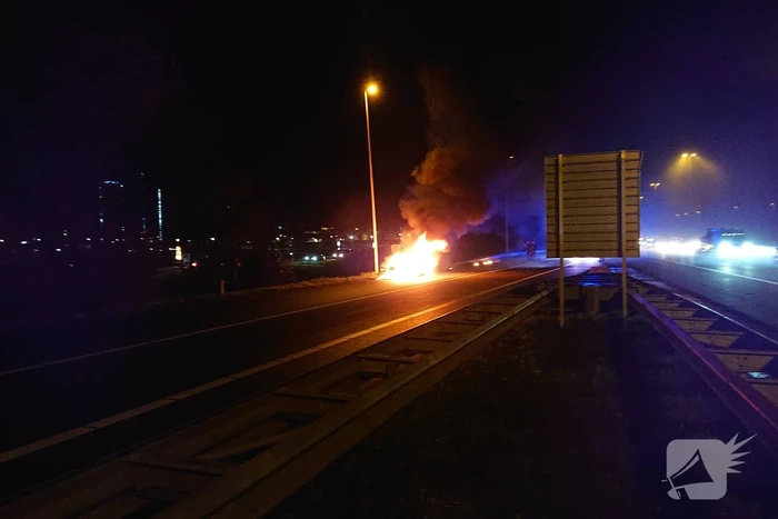 Auto in brand op afrit snelweg
