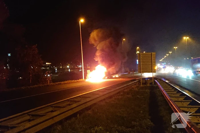Auto in brand op afrit snelweg