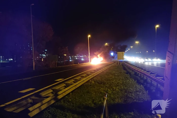 Auto in brand op afrit snelweg