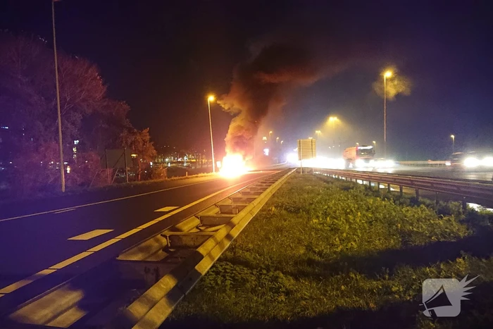 Auto in brand op afrit snelweg