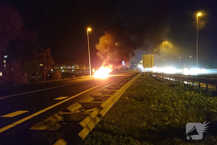 Auto in brand op afrit snelweg