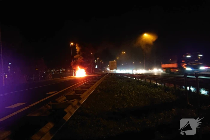 Auto in brand op afrit snelweg