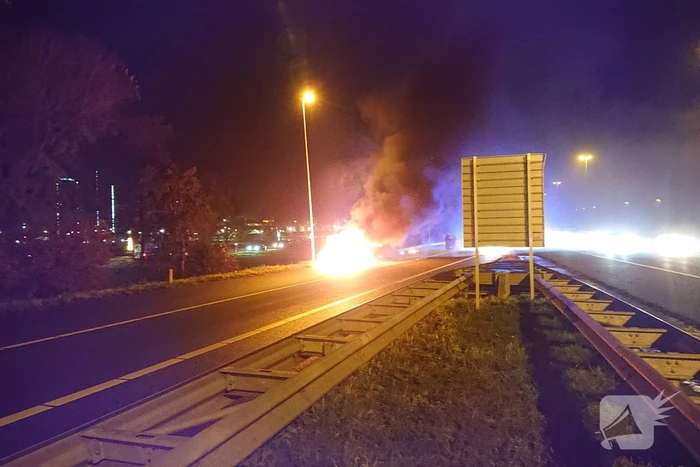 Auto in brand op afrit snelweg