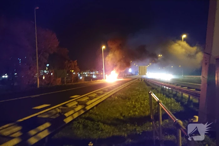 Auto in brand op afrit snelweg