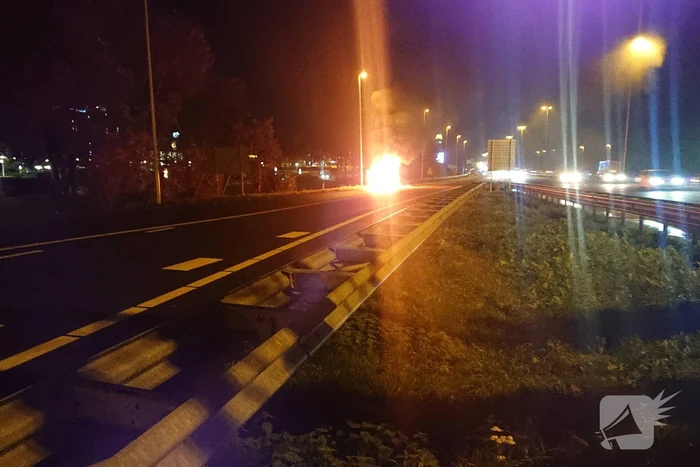 Auto in brand op afrit snelweg