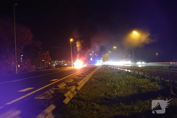 Auto in brand op afrit snelweg