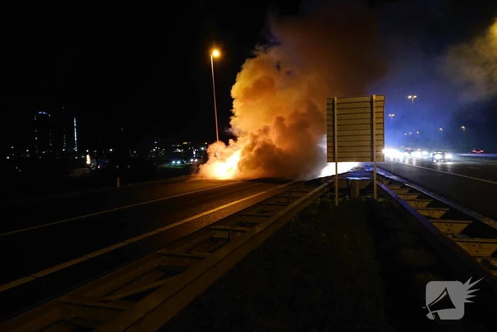 Auto in brand op afrit snelweg