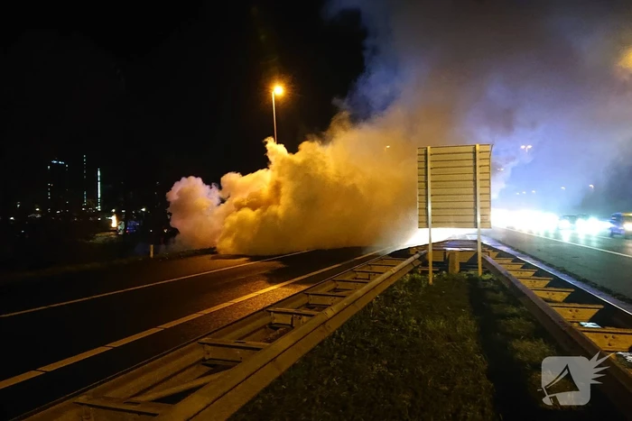 Auto in brand op afrit snelweg