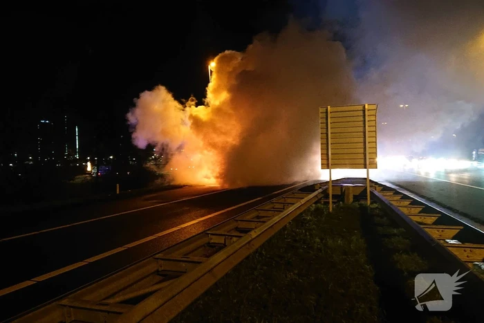Auto in brand op afrit snelweg