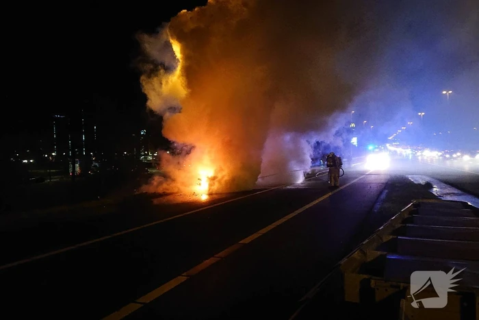 Auto in brand op afrit snelweg