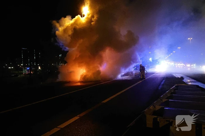 Auto in brand op afrit snelweg