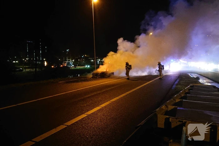 Auto in brand op afrit snelweg