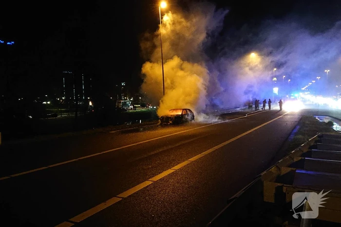Auto in brand op afrit snelweg