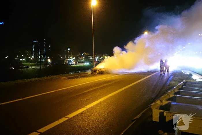 Auto in brand op afrit snelweg