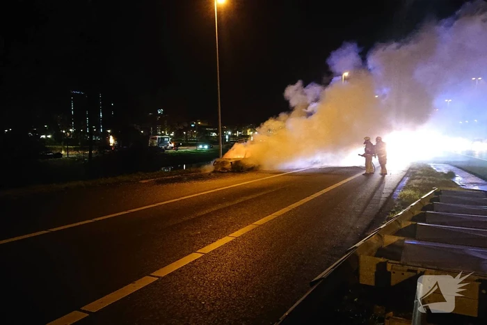 Auto in brand op afrit snelweg