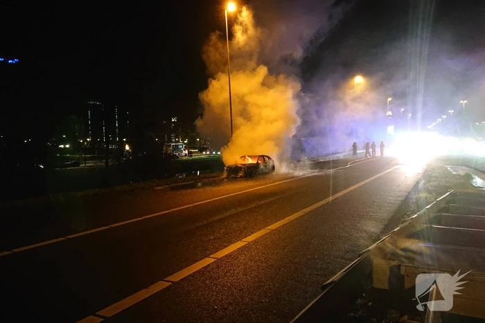Auto in brand op afrit snelweg