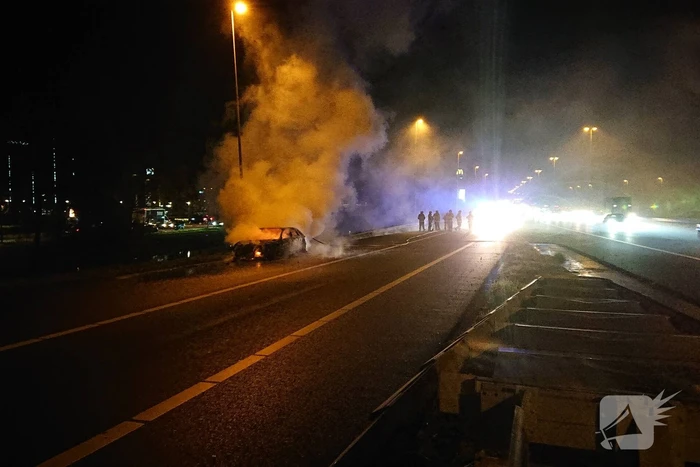 Auto in brand op afrit snelweg