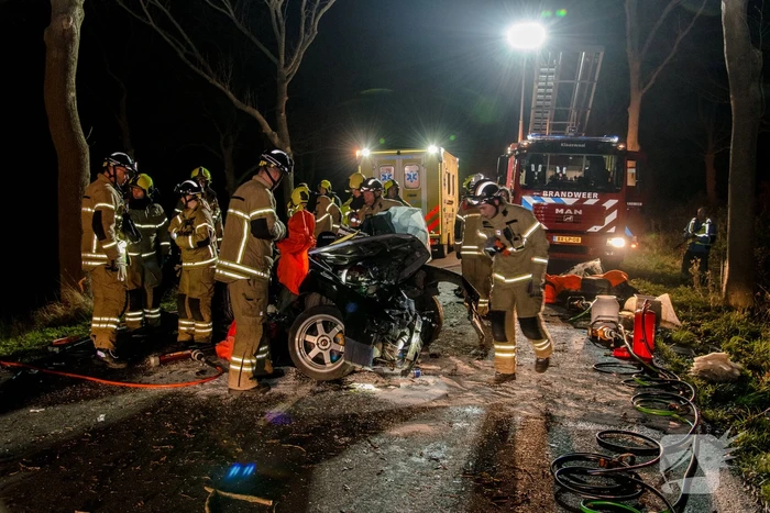 Zwaargewonde na eenzijdige botsing tegen boom