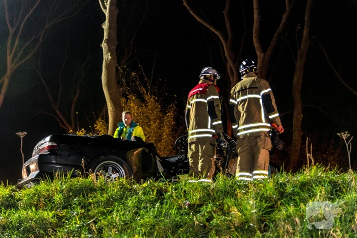 Zwaargewonde na eenzijdige botsing tegen boom