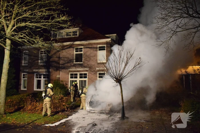 Voertuig uitgebrand op oprit van woning