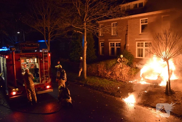 Voertuig uitgebrand op oprit van woning