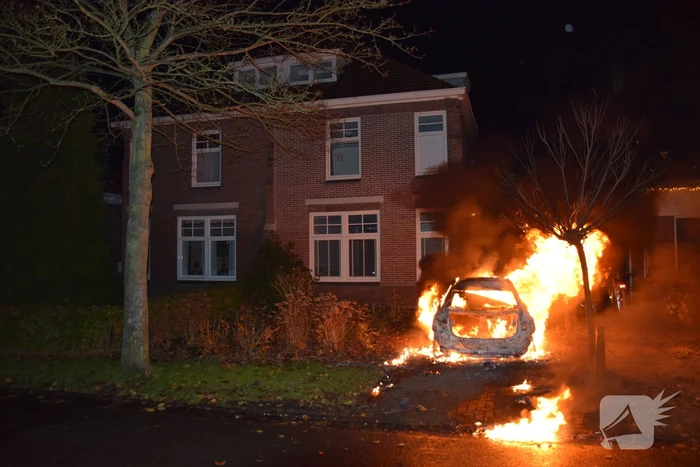 Voertuig uitgebrand op oprit van woning
