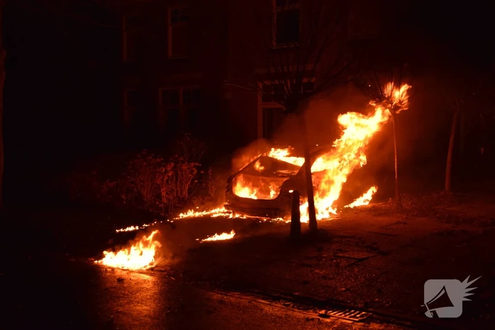 Voertuig uitgebrand op oprit van woning
