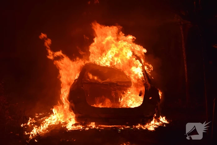 Voertuig uitgebrand op oprit van woning