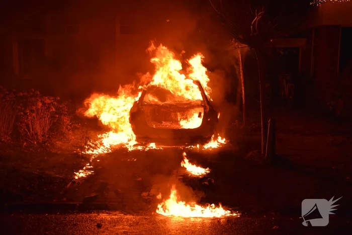 Voertuig uitgebrand op oprit van woning