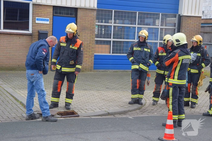 Gaslucht uit riolering op industrieterrein