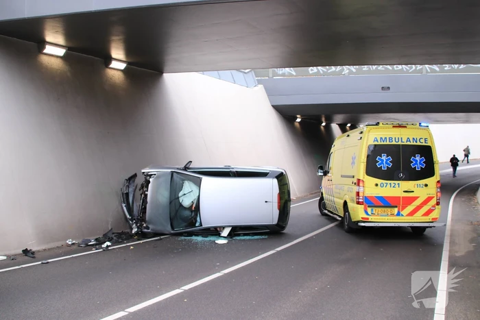 Auto crasht in tunnel