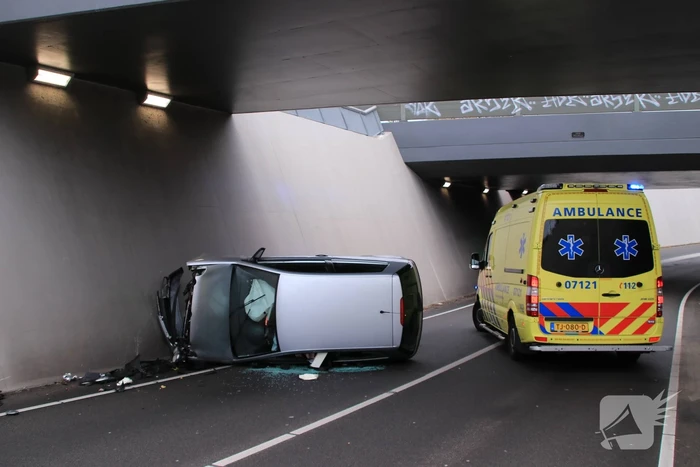 Auto crasht in tunnel
