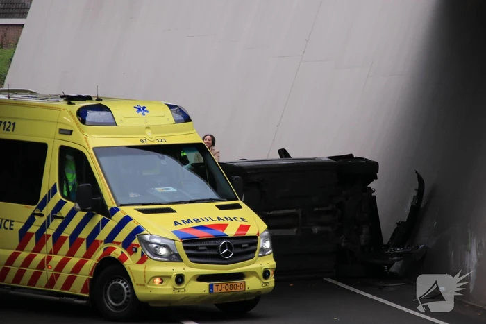 Auto crasht in tunnel