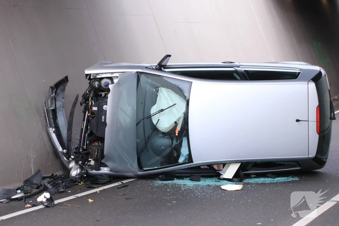 Auto crasht in tunnel