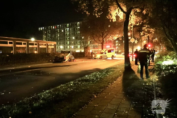 Auto vliegt uit de bocht en slaat over de kop