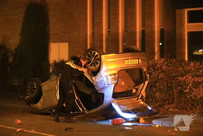 Auto vliegt uit de bocht en slaat over de kop