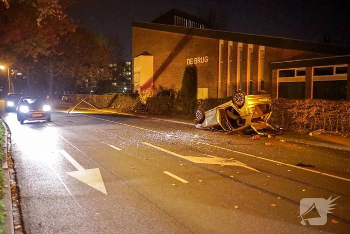 Auto vliegt uit de bocht en slaat over de kop