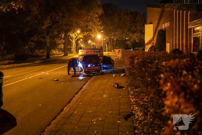 Auto vliegt uit de bocht en slaat over de kop
