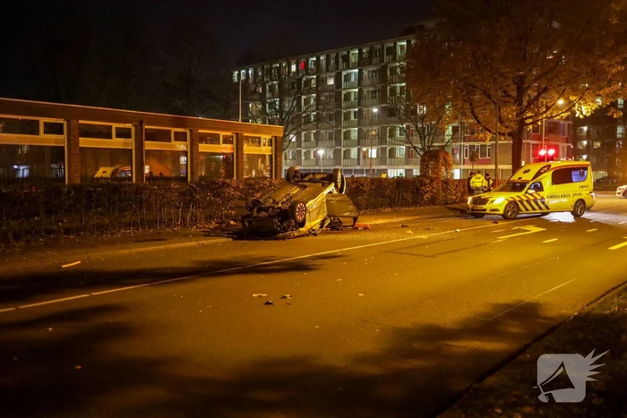 Auto vliegt uit de bocht en slaat over de kop