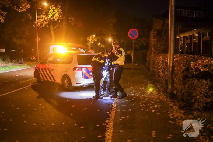 Auto vliegt uit de bocht en slaat over de kop