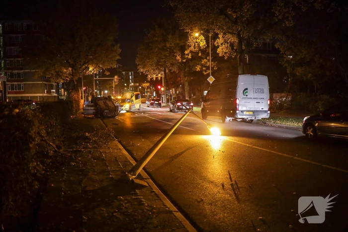 Auto vliegt uit de bocht en slaat over de kop