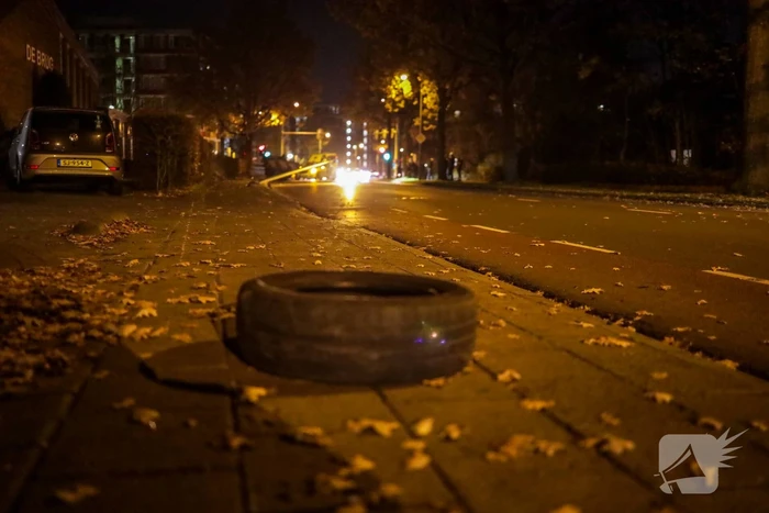 Auto vliegt uit de bocht en slaat over de kop
