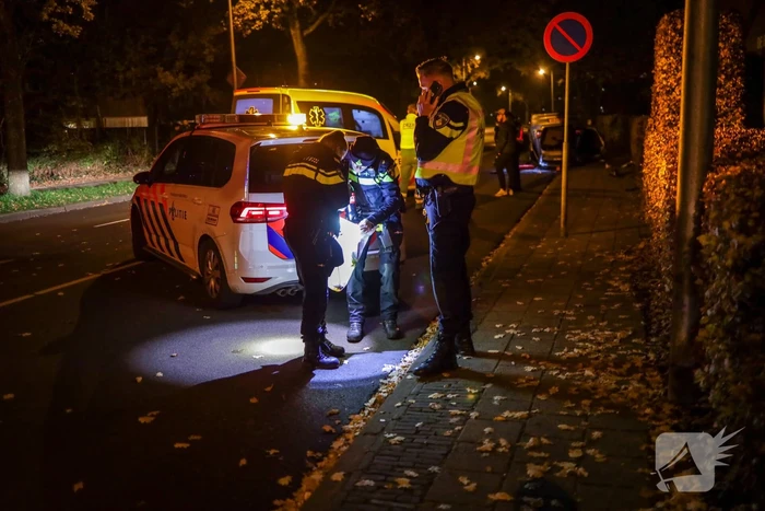 Auto vliegt uit de bocht en slaat over de kop