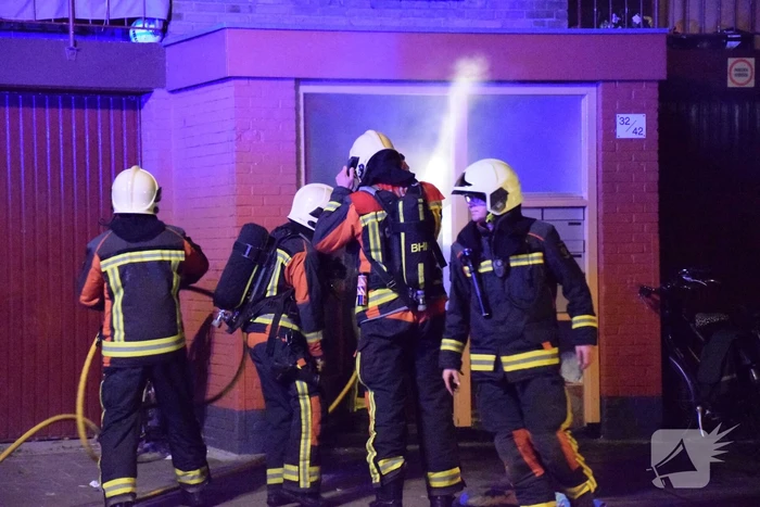 Felle brand in portiek