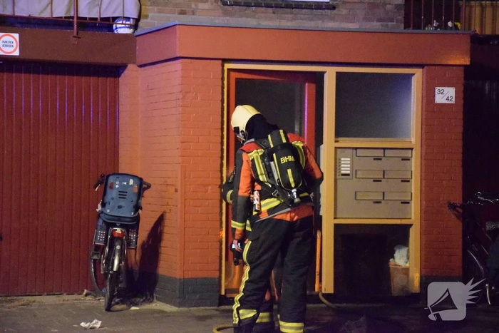 Felle brand in portiek