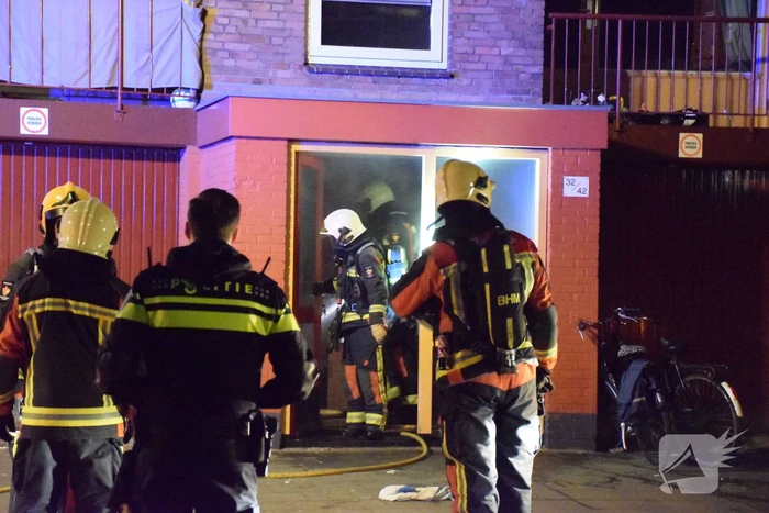Felle brand in portiek