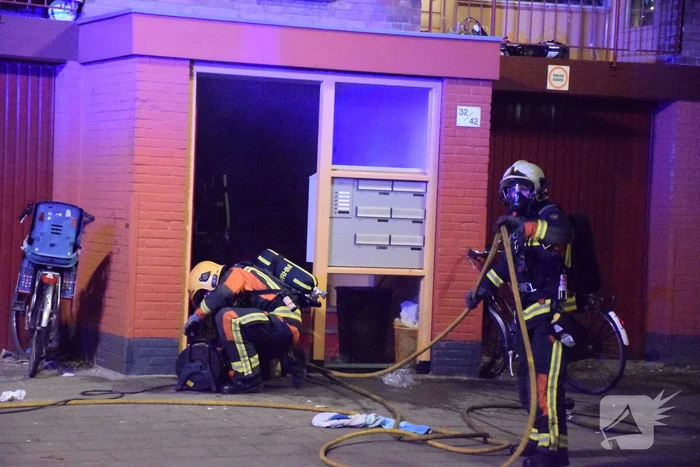 Felle brand in portiek
