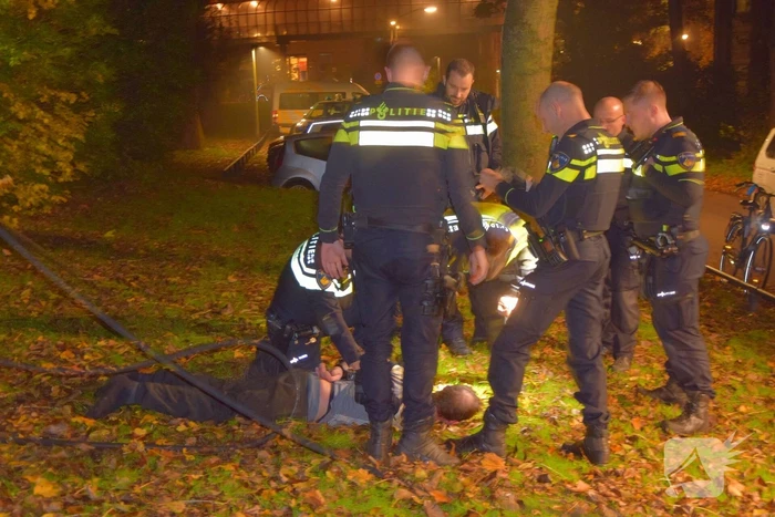 Verwarde man steekt bosje in brand